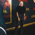 KAROL G Instagram - En la premier de #GRISELDA… Feliz y emocionada de verme de nuevo con este equipo que me recibió con tanto amor, que me enseñó tanto y con el que pasé días tan increíbles 🖤 @sofiavergara Gracias mamasota por la invitación… es un honor acompañarte en este proyecto y deseo todo el éxito que merece 🇨🇴 Gracias Erick, gracias Andy, gracias Luis, gracias compañeros … Que honor!