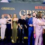 KAROL G Instagram - En la premier de #GRISELDA… Feliz y emocionada de verme de nuevo con este equipo que me recibió con tanto amor, que me enseñó tanto y con el que pasé días tan increíbles 🖤 @sofiavergara Gracias mamasota por la invitación… es un honor acompañarte en este proyecto y deseo todo el éxito que merece 🇨🇴 Gracias Erick, gracias Andy, gracias Luis, gracias compañeros … Que honor!