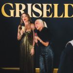 KAROL G Instagram - En la premier de #GRISELDA… Feliz y emocionada de verme de nuevo con este equipo que me recibió con tanto amor, que me enseñó tanto y con el que pasé días tan increíbles 🖤 @sofiavergara Gracias mamasota por la invitación… es un honor acompañarte en este proyecto y deseo todo el éxito que merece 🇨🇴 Gracias Erick, gracias Andy, gracias Luis, gracias compañeros … Que honor!