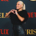 KAROL G Instagram - En la premier de #GRISELDA… Feliz y emocionada de verme de nuevo con este equipo que me recibió con tanto amor, que me enseñó tanto y con el que pasé días tan increíbles 🖤 @sofiavergara Gracias mamasota por la invitación… es un honor acompañarte en este proyecto y deseo todo el éxito que merece 🇨🇴 Gracias Erick, gracias Andy, gracias Luis, gracias compañeros … Que honor!