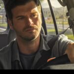Kıvanç Tatlıtuğ Instagram - Baba dediğin zaten yarım kalmış bir kelimedir. Babalar hep yarım kalır. #ÂşıklarBayramı 2 Eylül’de sadece Netflix’te.