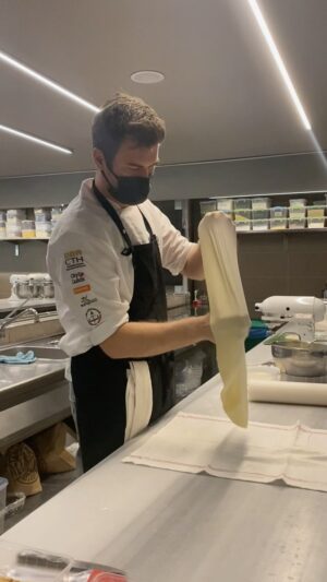 Kıvanç Tatlıtuğ Instagram - Apfelstrudel( Elmali Strudel)
Profesyonel aşçılık eğitiminde bana çok değerli bilgiler öğreten tüm şeflerime tesekkürler👇🏻
@emreurkmz @ozhansivetoglu @sebnemgurcay @serginkeyder @turgayguroz