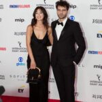 Kaan Urgancıoğlu Instagram – Bu mutluluğun ardında bu fotoğraflarda olmayan kocaman bir ekip var. Hepinizin eline sağlık. Bunu hak ettik. @yargidizi @ayyapim @kanald @iemmys 
Bu gece için teşekkürler @prada @jeffhm #işbirliği