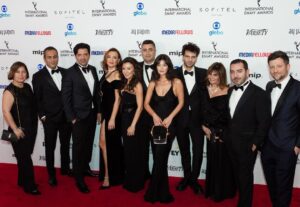 Kaan Urgancıoğlu Instagram - Bu mutluluğun ardında bu fotoğraflarda olmayan kocaman bir ekip var. Hepinizin eline sağlık. Bunu hak ettik. @yargidizi @ayyapim @kanald @iemmys 
Bu gece için teşekkürler @prada @jeffhm #işbirliği