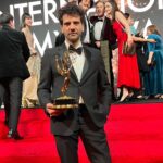 Kaan Urgancıoğlu Instagram – Bu mutluluğun ardında bu fotoğraflarda olmayan kocaman bir ekip var. Hepinizin eline sağlık. Bunu hak ettik. @yargidizi @ayyapim @kanald @iemmys 
Bu gece için teşekkürler @prada @jeffhm #işbirliği
