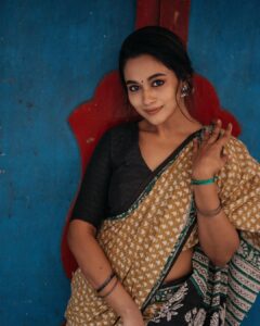 Kaavya Arivumani Instagram - இரகசியமே✨🩶 Fav shoot ✨🖤 Saree:@vasaka.jaipur 📷:@storiesby_rk 📷@its_surean Blouse:@arudpa Styled :@keziah_costume_stylist #kaavya#kaavyaarivumani #insta#tamil #tamilcinema #kollywood #malayalamcinema
