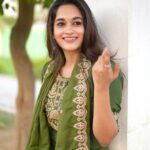 Kaavya Arivumani Instagram - Green with envy? I thought so. 💚 Always I used to Love the salwar suit from 🍀🌿@vredevogel 🫶🏻 Shot and edited by fav bro 👌✨ @sathyaphotography3 #kaavya#kaavyaarivumani