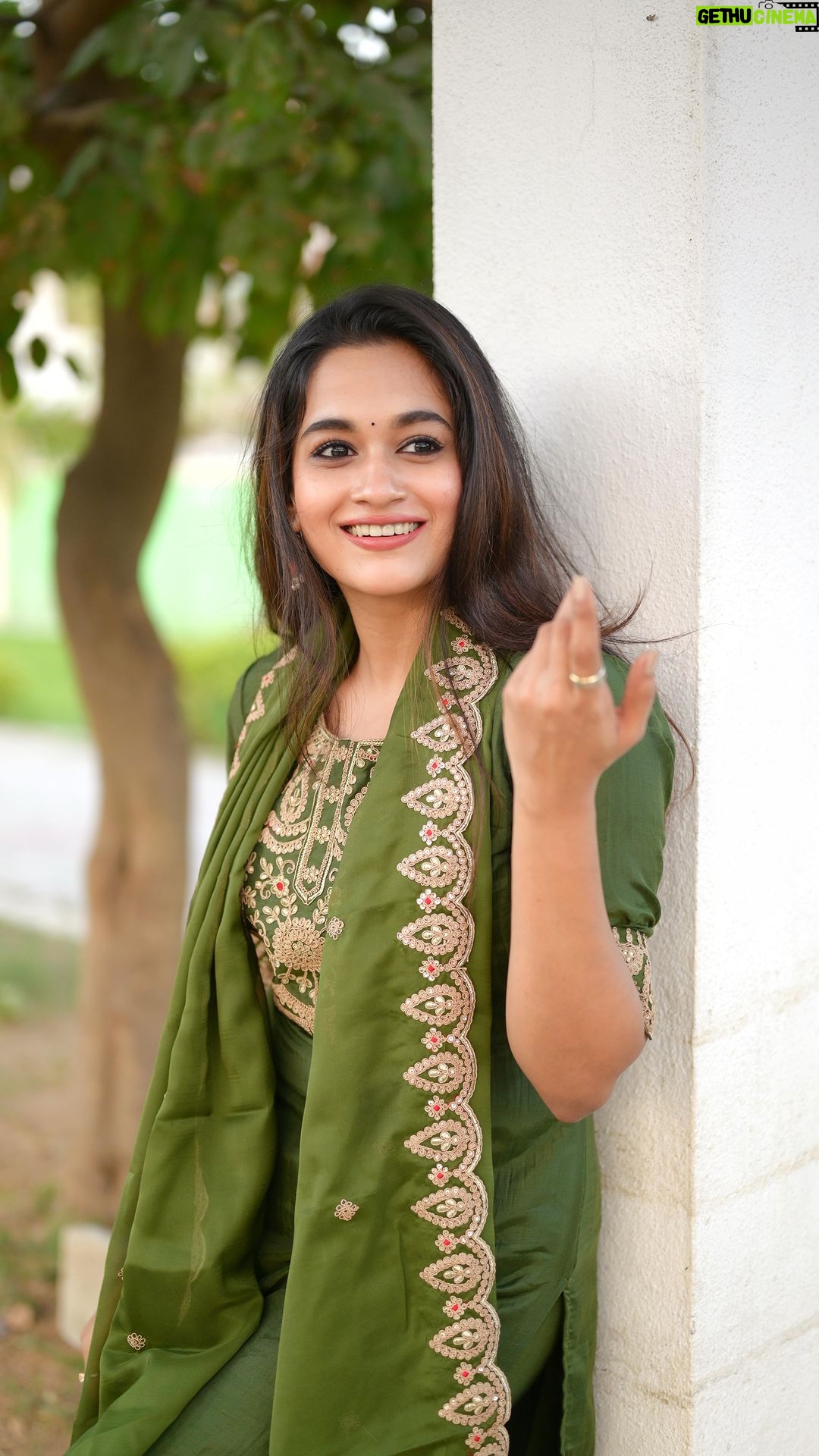Kaavya Arivumani Instagram - Green with envy? I thought so. π Always I used to Love the salwar suit from ππΏ@vredevogel π«Άπ» Shot and edited by fav bro πβ¨ @sathyaphotography3 #kaavya#kaavyaarivumani