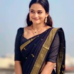 Kaavya Arivumani Instagram - Black or me !?♣️🫶🏻 @parampara_jewelsboutique @kaithari_nesavu_sarees @sesha_bridalwear #kaavya#kaavyaarivumani #insta