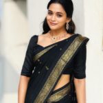 Kaavya Arivumani Instagram - Black and gold 🩶✨♣️ Jewel :@parampara_jewelsboutique Saree:@kaithari_nesavu_sarees Blouse :@sesha_bridalwear #kaavya#kaavyaarivumani