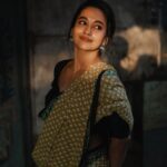 Kaavya Arivumani Instagram – இரகசியமே✨🩶

Fav shoot ✨🖤
Saree:@vasaka.jaipur 

📷:@storiesby_rk 

📷@its_surean
Blouse:@arudpa 

Styled :@keziah_costume_stylist 

#kaavya#kaavyaarivumani #insta#tamil #tamilcinema #kollywood #malayalamcinema