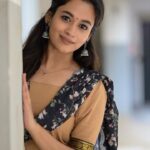 Kaavya Arivumani Instagram – Pakathu veetu ponnu✨

Shot and edited by @_niki_photographyy 
Accesories from 
@earingloverz 
Outfit from 
@thayalkadai 

This song ✨🌺

#kaavya#kaavyaarivumani #insta #tamilcinema #kollywood

#raw #nomakeup