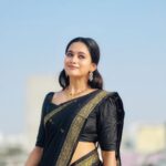 Kaavya Arivumani Instagram - Black and gold 🩶✨♣️ Jewel :@parampara_jewelsboutique Saree:@kaithari_nesavu_sarees Blouse :@sesha_bridalwear #kaavya#kaavyaarivumani