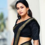 Kaavya Arivumani Instagram - Black and gold 🩶✨♣️ Jewel :@parampara_jewelsboutique Saree:@kaithari_nesavu_sarees Blouse :@sesha_bridalwear #kaavya#kaavyaarivumani