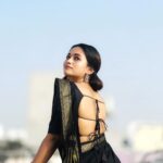 Kaavya Arivumani Instagram - Black and gold 🩶✨♣️ Jewel :@parampara_jewelsboutique Saree:@kaithari_nesavu_sarees Blouse :@sesha_bridalwear #kaavya#kaavyaarivumani