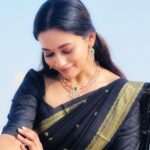 Kaavya Arivumani Instagram - Black and gold 🩶✨♣️ Jewel :@parampara_jewelsboutique Saree:@kaithari_nesavu_sarees Blouse :@sesha_bridalwear #kaavya#kaavyaarivumani