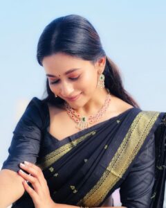 Kaavya Arivumani Instagram - Black and gold 🩶✨♣️ Jewel :@parampara_jewelsboutique Saree:@kaithari_nesavu_sarees Blouse :@sesha_bridalwear #kaavya#kaavyaarivumani
