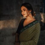 Kaavya Arivumani Instagram - இரகசியமே✨🩶 Fav shoot ✨🖤 Saree:@vasaka.jaipur 📷:@storiesby_rk 📷@its_surean Blouse:@arudpa Styled :@keziah_costume_stylist #kaavya#kaavyaarivumani #insta#tamil #tamilcinema #kollywood #malayalamcinema