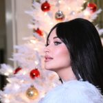 Kacey Musgraves Instagram - “Darlin’, so it goes..some things are meant to be.” @johnwhittjr on piano makeup: @moanilee styling: @ecduzit @lindseydupuis hair: @giovannidelgado Graceland