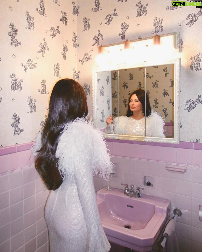 Kacey Musgraves Instagram - Thank you, @elvis, @rileykeough and co. 🤍 Such an unforgettable night being in that time capsule of a house. (Will treasure his guitar pick forever). Xx Accompanying me on keys @johnwhittjr Hair @giovannidelgado Makeup @moanilee Styling @ecduzit @lindseydupuis Graceland