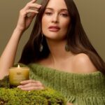 Kacey Musgraves Instagram - Scent and sound are so strongly tied to memory. It’s an extremely exciting challenge for me to bring a songs to life in another sense, generating a more 3D experience. It starts with thinking: what would this song look like? And then, if pulled from auditory into the olfactory dimension: what would this song smell like? I hope you enjoy the result. 𝓓𝓮𝓮𝓹𝓮𝓻 𝓦𝓮𝓵𝓵: an earthy ode to your inner world. Elements like oak moss, mushroom, saffron, beet root, lavender, clary sage, and raspberry come together to make your space smell like the bottom of a forest in the clouds. It’s a grounded and comforting smell (like a hug from someone you’ve missed) but a bit sweet and airy and fresh (like they just came in from the rain.) The smell of wet stone but also a breeze carrying a subtle scent of dried flowers. Somewhere between feminine and masculine and completely at peace. Much love, Kacey Mossgraves Link in bio 🌿 Thank you @boy__smells for collab number 2 and to Jerome & @robertet_group for being the chic geniuses that you are. And my glam fairies: @moanilee @giovannidelgado @ecduzit