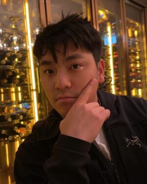 Kai Ko Instagram - 這是我參加過最棒但最短的婚禮！！
一個半小時KO自己！
Love u forever my bro @mroscarwang 
Love u too my 大嫂 @t1any1 

所有人都發彭于晏！不得不蹭一波流量💕💕
#理性飲酒 

這樣@大家覺得 @studiodoe 有開心嗎🌝🌝