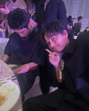 Kai Ko Instagram - 這是我參加過最棒但最短的婚禮！！
一個半小時KO自己！
Love u forever my bro @mroscarwang 
Love u too my 大嫂 @t1any1 

所有人都發彭于晏！不得不蹭一波流量💕💕
#理性飲酒 

這樣@大家覺得 @studiodoe 有開心嗎🌝🌝