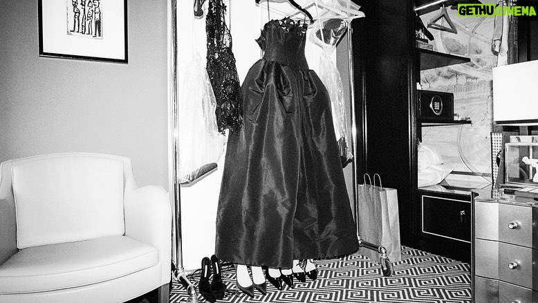 Kaia Gerber Instagram - getting ready for my first met with @omega @oscardelarenta 🖤 @photokohli
