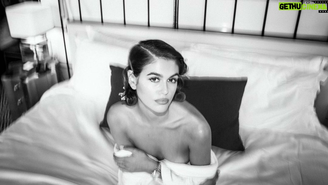 Kaia Gerber Instagram - getting ready for my first met with @omega @oscardelarenta 🖤 @photokohli