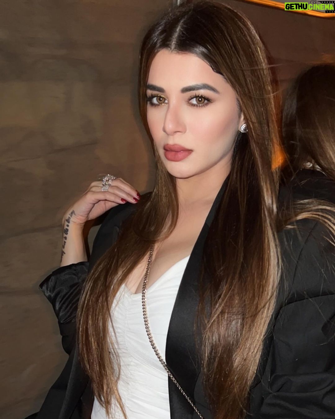 Kainaat Arora Instagram - Night scenes .. . . . . #FineDining #evenings #GlobeTrotter #OnTheMove #Kainaatarora #Traveltherapy #GoodTimes 🥂 Some Where on Earth