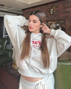 Kainaat Arora Instagram - संतुलित मन के समान कोई तपस्या नहीं है, और संतोष के समान कोई सुख नहीं है; लोभ जैसा कोई रोग नहीं, और दया जैसा कोई पुण्य नहीं। 💫 💫 💫 #kainaatarora