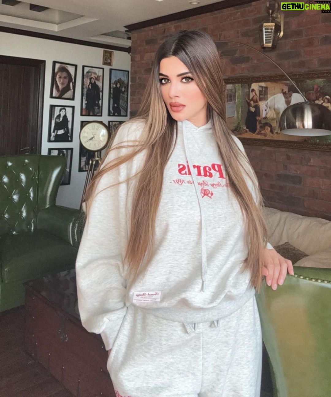 Kainaat Arora Instagram - Love yourself As You are Your longest commitment 💓 . . . . . . #Kainnataroraa #GoodTimes #KainaatArora #Love #Live #Eat #Pray #Positivity