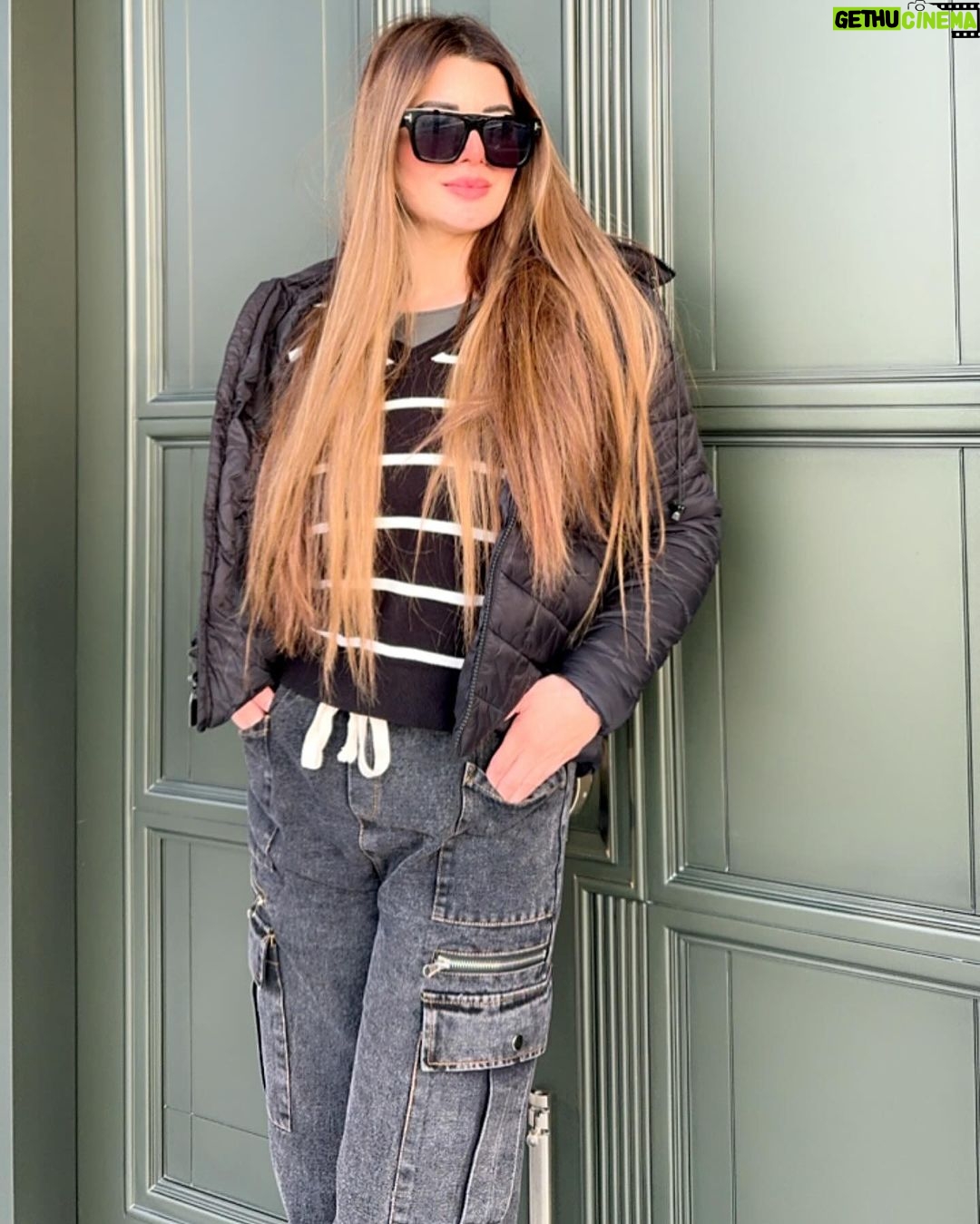 Kainaat Arora Instagram - Thank you @romeolanedehradun_ for the hospitality & Love .. . . . #Romeolane #romeolanedehradoon #uttarakhand #ThatGirlFromTheMountains #LongeBar #kainaataroraupdates #kainaatarora #kainaatarorafans #FineDining #GoodTimes #Teamkainaat Dehradun The City Of Love