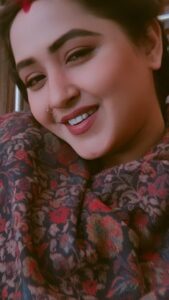 Kajal Raghwani Instagram - Kuch hum bole kuch tum bolo or dholna ❤️☘️🧿