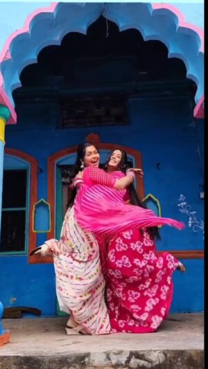 Kajal Raghwani Instagram - Bhojpuri thumka in pahadi song 🎵♥️

#trending #song #favorite #💕✨️
