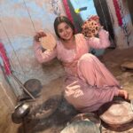 Kajal Raghwani Instagram - Mera roti Konsa hoga guess 🤪 Waise roti muje aati hai or bahot achhi wali 🥰 Right or Left or Both ?