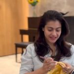 Kajol Instagram - बातों बातों में हमसे पंगा मत लेना ;) Ab panch baar bol ke dikhao?😎 #LinguisticLoopdeloop #knitting #multitasking #tonguetwister