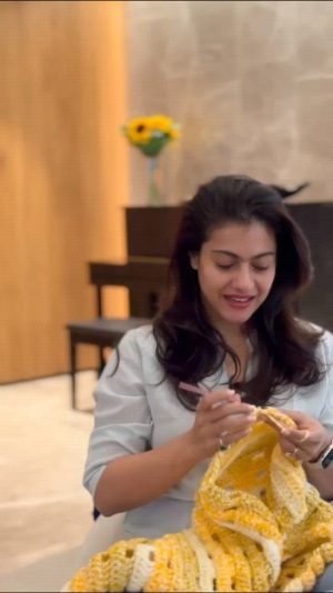 Kajol Instagram - बातों बातों में हमसे पंगा मत लेना ;)
Ab panch baar bol ke dikhao?😎

#LinguisticLoopdeloop #knitting #multitasking #tonguetwister