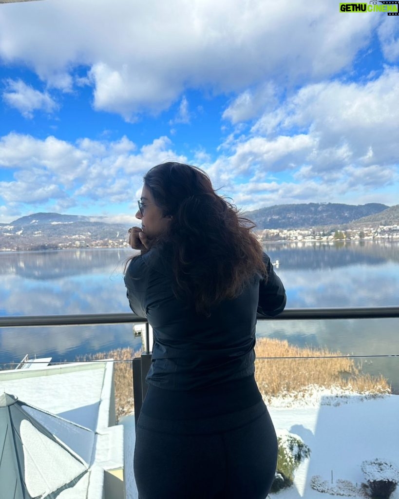 Kajol Instagram - When the sky says sunny in the picture but it feels like something else entirely. 🙄😜🥶 #austriaadventures #travel #austria🇦🇹