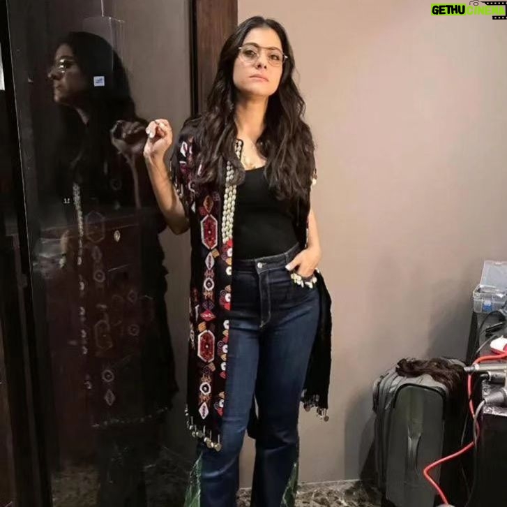 Kajol Instagram - #tribhanga was an experience in feminism and the #womensclub .. Loved working with all these women, talking about their viewpoints with them and laughing most of all. There are some jokes that only women get and we cracked all of them! @tanviazmiofficial @mipalkarofficial @renukash710 @adffilms #3yearsoftribhanga #movieanniversary