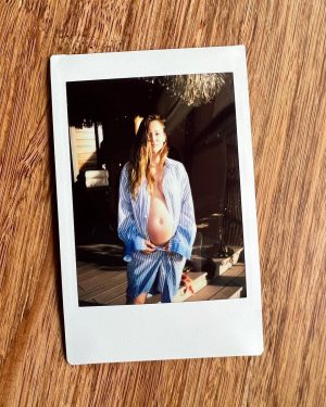 Kaley Cuoco Instagram - 🏝️ ♥️ 🤰🏼 💓