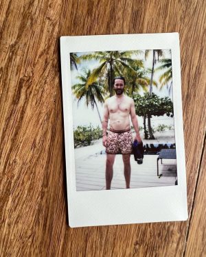 Kaley Cuoco Instagram - 🏝️ ♥️ 🤰🏼 💓