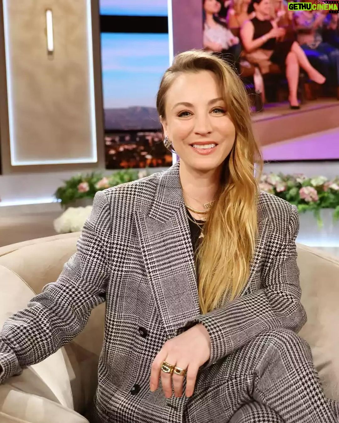 Kaley Cuoco Instagram - Had the loveliest time on the @jenniferhudsonshow today! Donβt miss it! She is as sweet as can be! ππππ