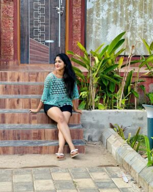 Kalyani Anil Instagram - The summer I turned pretty…..🌸🍂

I welcome all the upadeshi Chettans and Chechi’s 🙏🏻

📸 @_.swathy_saji._ ♥️