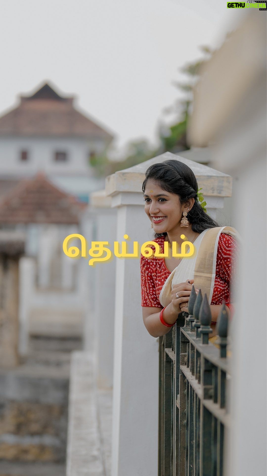 Kalyani Anil Instagram - Your Kanmani ✨♥️ #fyp 📸 @maheshms__ Readymade blouse from @chinkaari_collections #trend #viral #reelkarofeelkaro #reelitfeelit #kanmanianbodukadhalan #traditional #saree Padmanabhaswamy Temple