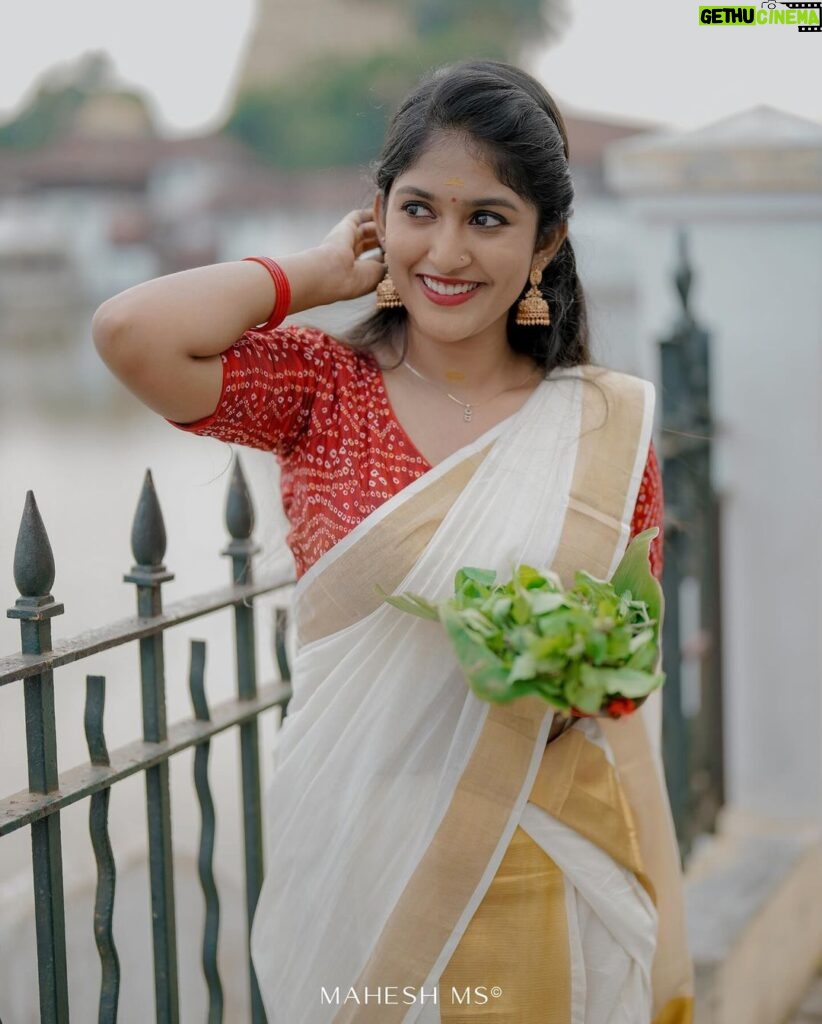 Kalyani Anil Instagram - മഹാശിവരാത്രി ആശംസകൾ✨🤍 Ready made blouse from @chinkaari_collections 📸 @maheshms__ Edits @alchemybyarun