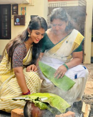 Kalyani Anil Instagram - Attukal Pongala 🙏🏻✨

My and Ammas saree from @ar_handlooms_kuthampully 

📸 @sonu_.sajeev 

#attukalpongala #pongala2024