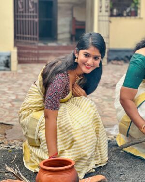 Kalyani Anil Instagram - Attukal Pongala 🙏🏻✨

My and Ammas saree from @ar_handlooms_kuthampully 

📸 @sonu_.sajeev 

#attukalpongala #pongala2024