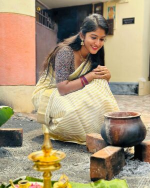 Kalyani Anil Instagram - Attukal Pongala 🙏🏻✨

My and Ammas saree from @ar_handlooms_kuthampully 

📸 @sonu_.sajeev 

#attukalpongala #pongala2024