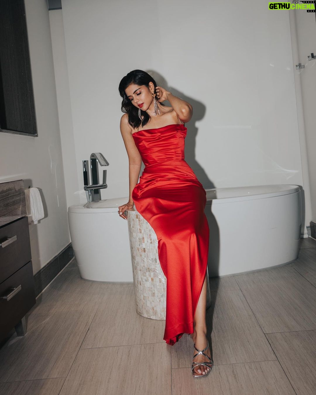 Kalyani Priyadarshan Instagram - Award Night 🌹✨ Shot by @gibsterg Styled by @_nattystyle Wearing @houseofcb @designer_24uae Shoes @malonesouliers @framepublicity Earrings @poisondropcom @natiaxlako Ring @voycejewellery Hair by @danihairstylist1 Makeup @amitkagda Dubai, United Arab Emirates